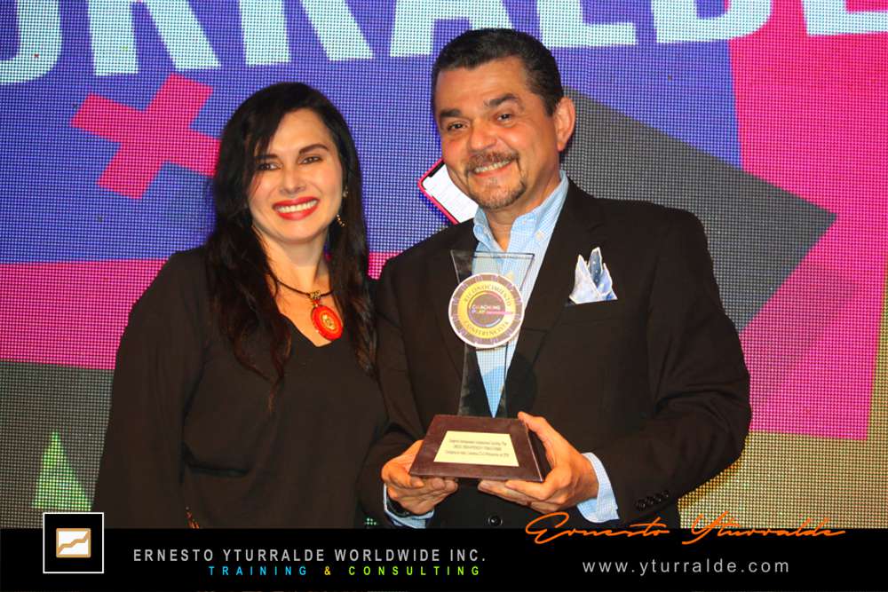 Ernesto Yturralde premiado por su innovación en facilitación y coaching experiencial en Latinoamérica