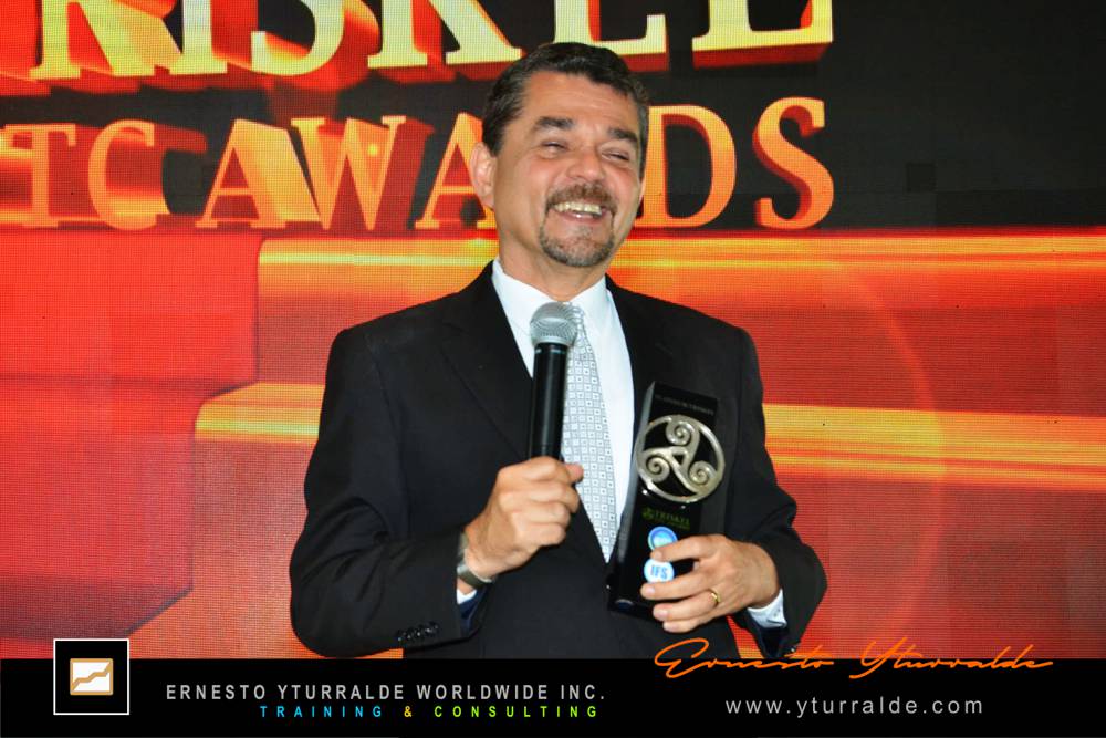 Premio Triskel Platino otorgado a Ernesto Yturralde por su excelencia en Team Building vivencial